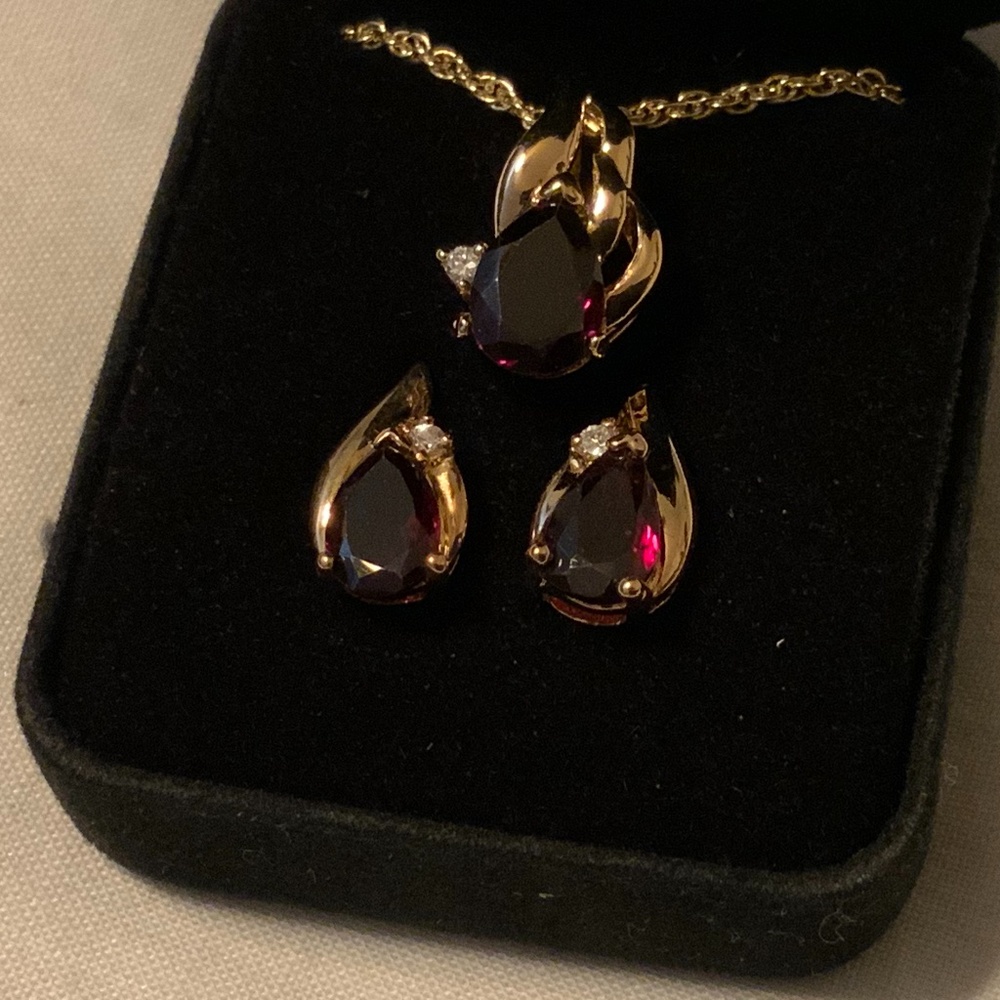 Gold Tone 18” Rope Chain Necklace with Ruby/Diamond Pendant & Matching Earrings